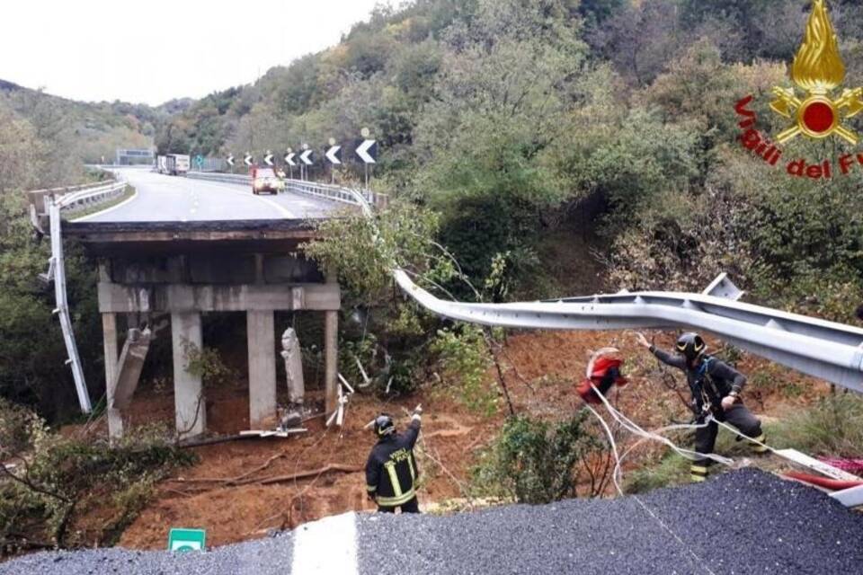 Autobahnbrücke eingestürzt