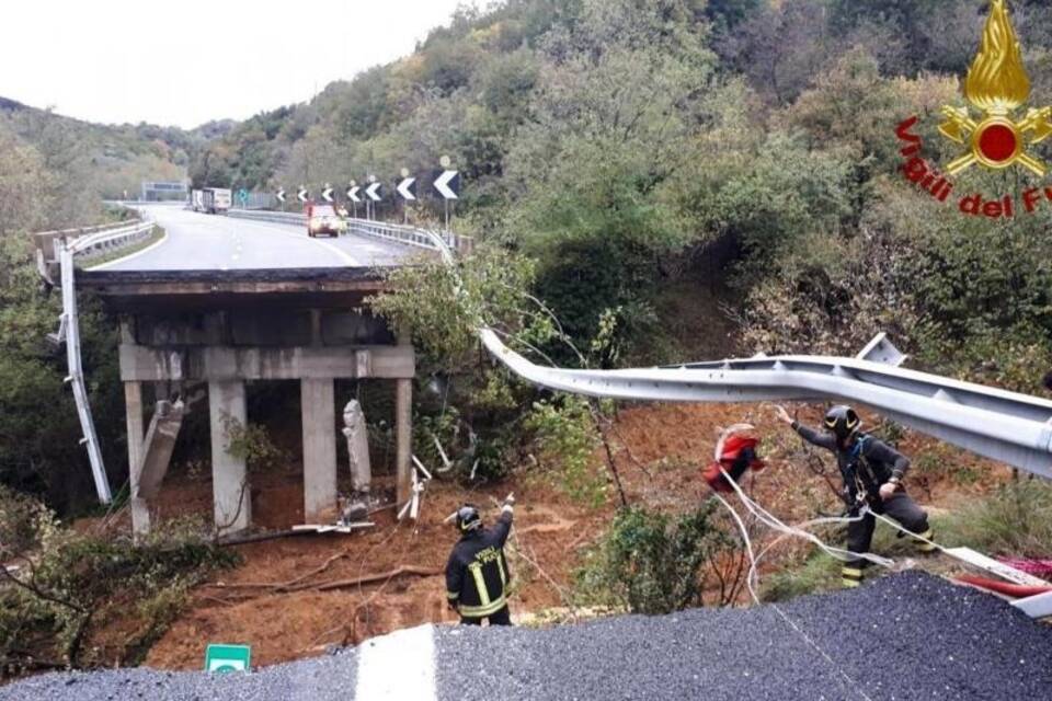 Autobahnbrücke eingestürzt Autobahnbrücke eingestürzt