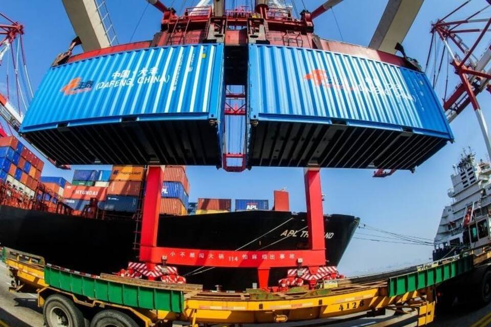 Containerumschlag im Hafen von Shanghai