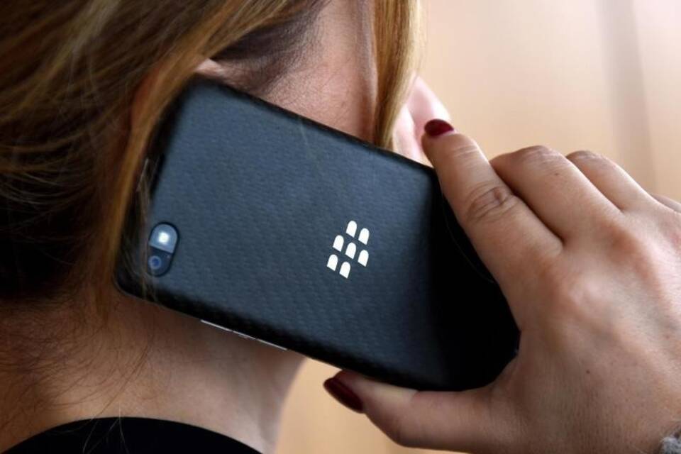 Frau telefoniert mit dem Smartphone Frau telefoniert mit dem Smartphone