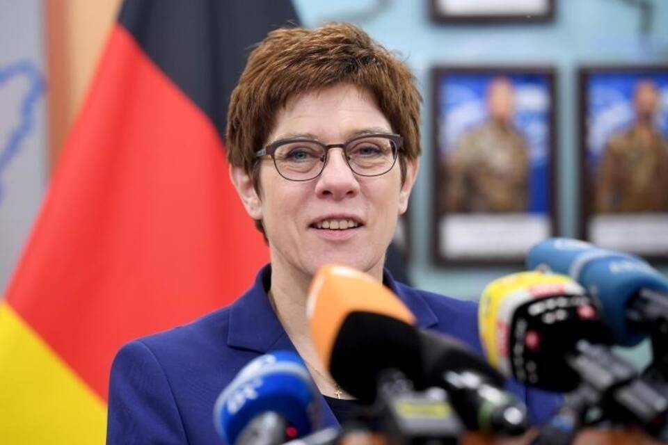 Kramp-Karrenbauer im Kosovo