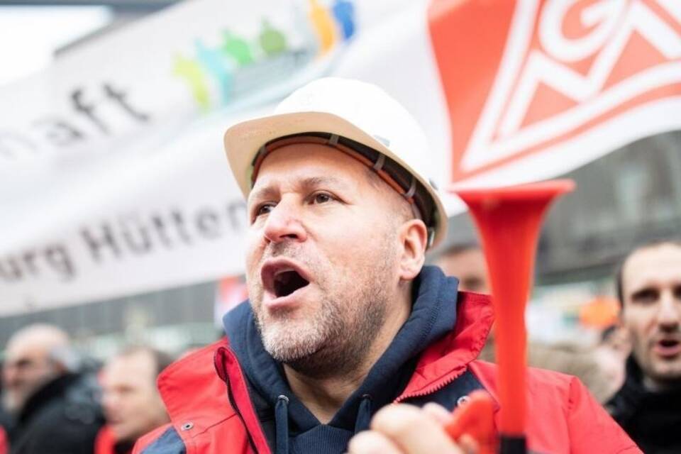 Stahlarbeiter von Thyssenkrupp demonstrieren in Duisburg
