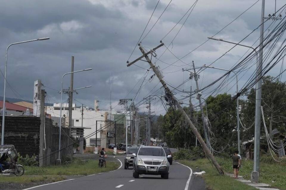 Umgeknickte Strommasten in Legazpi