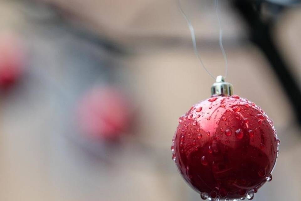 Regentropfen an Christbaumkugeln