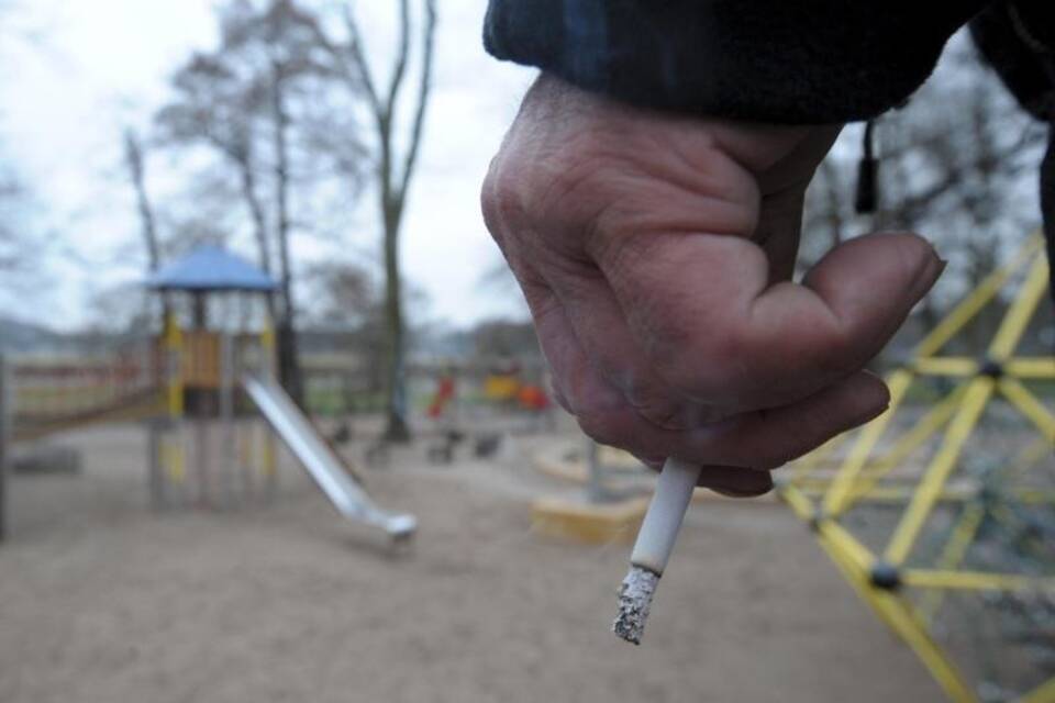 Raucher auf Spielplatz