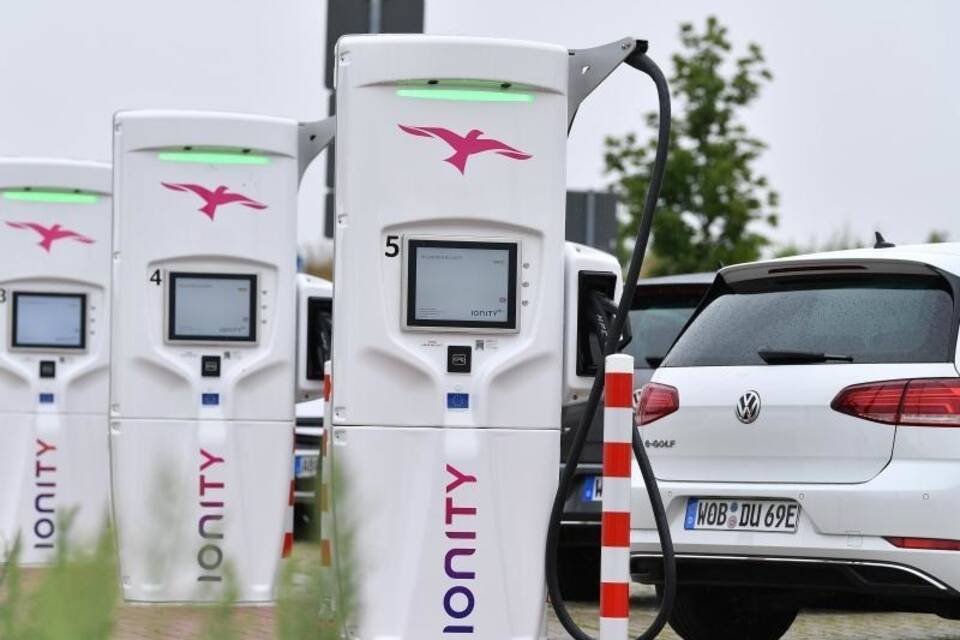 Spitzentreffen zu Ladenetz für E-Autos Spitzentreffen zu Ladenetz für E-Autos