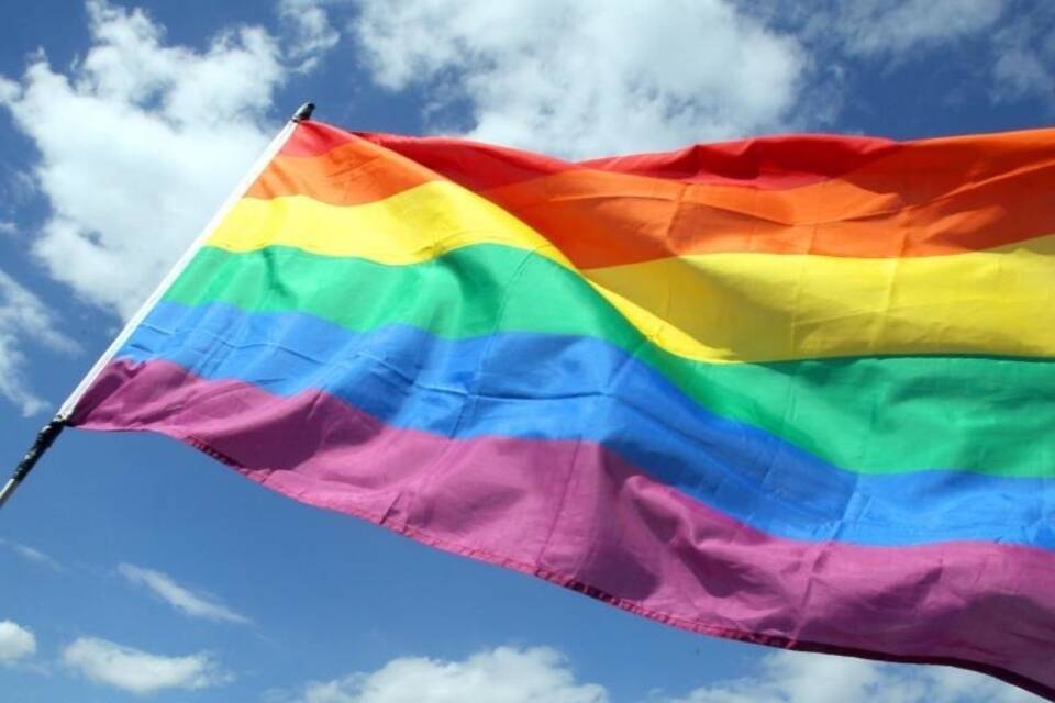 Regenbogenflagge angezündet Regenbogenflagge angezündet
