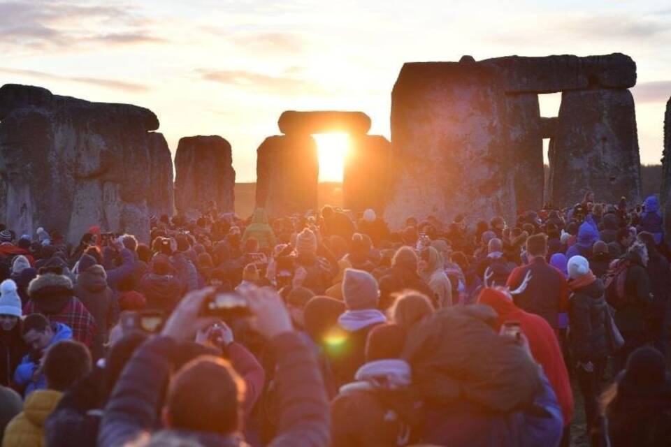 Sonnenwende-Feier an Stonehenge-Kreisen Sonnenwende-Feier an Stonehenge-Kreisen