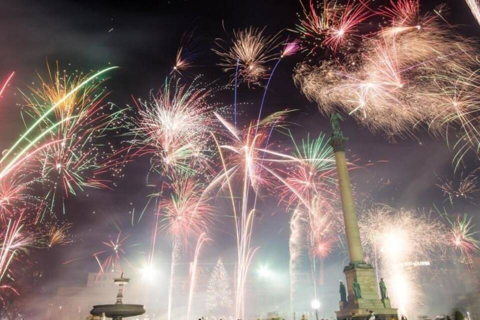 Menschen feiern Silvester