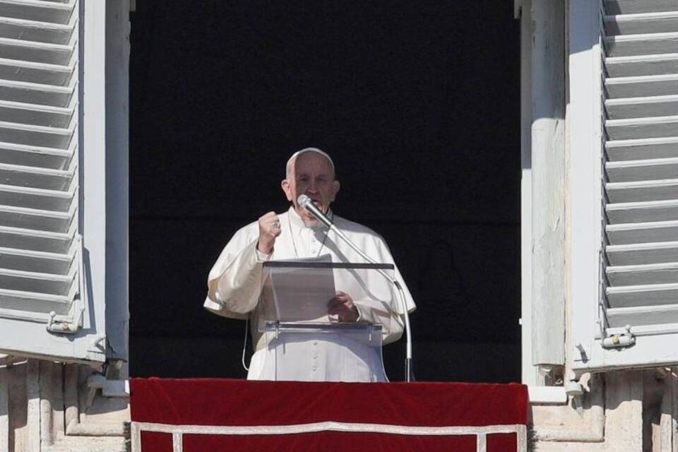 Papst Franziskus hält das Angelusgebet Papst Franziskus hält das Angelusgebet