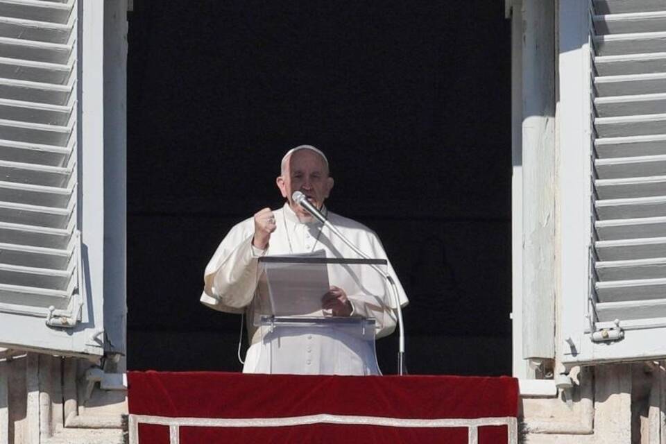 Papst Franziskus hält das Angelusgebet