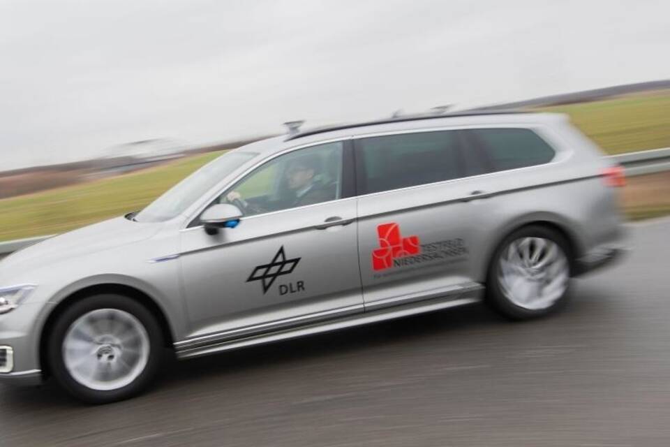 Vernetzte Autos fahren auf neuer Teststrecke in Niedersachsen