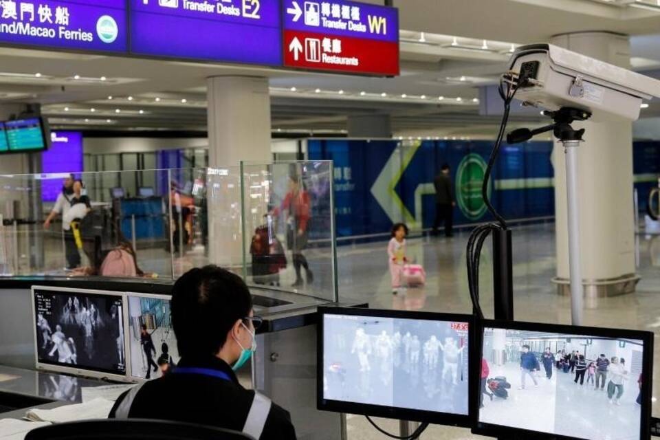 Fieberkontrollen am Flughafen von Hongkong Fieberkontrollen am Flughafen von Hongkong