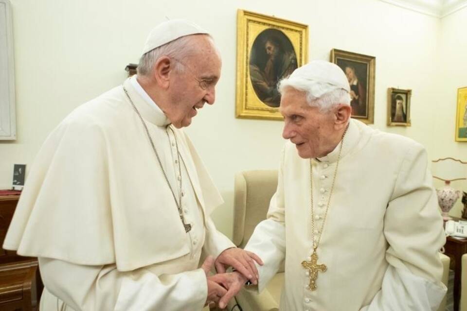 Franziskus und Ex-Papst Benedikt