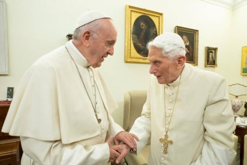 Franziskus und Ex-Papst Benedikt Franziskus und Ex-Papst Benedikt