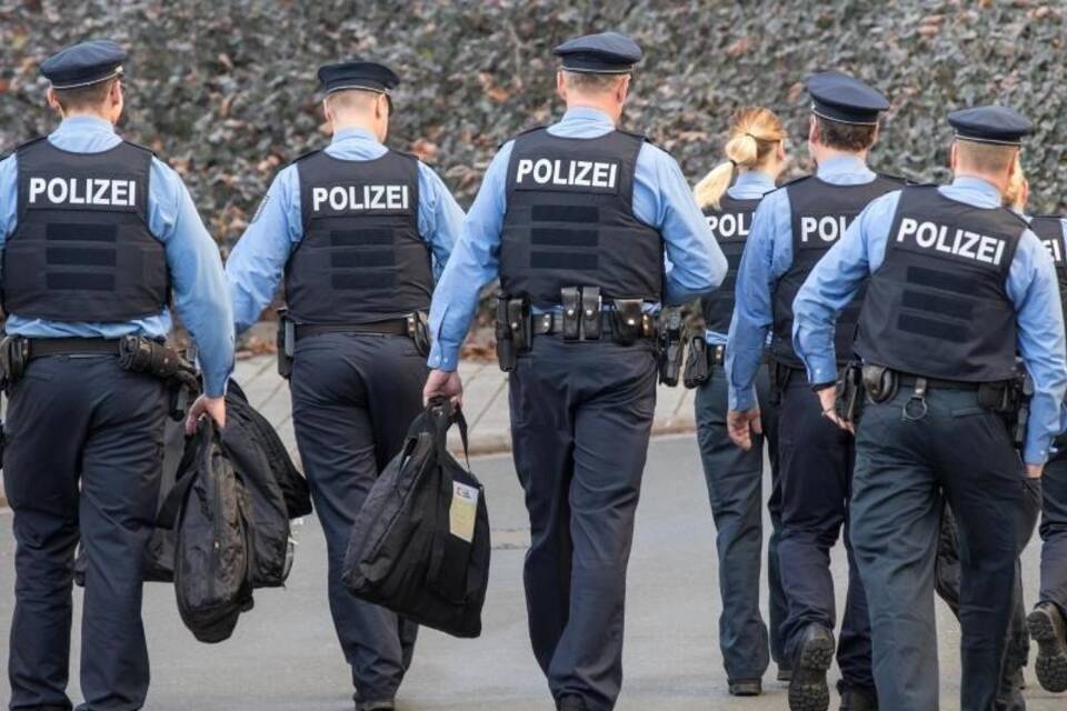 Polizistinnen und Polizisten Polizistinnen und Polizisten