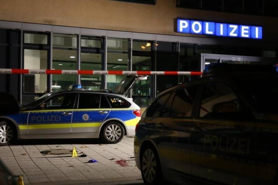 Polizeischüsse vor Wache Polizeischüsse vor Wache