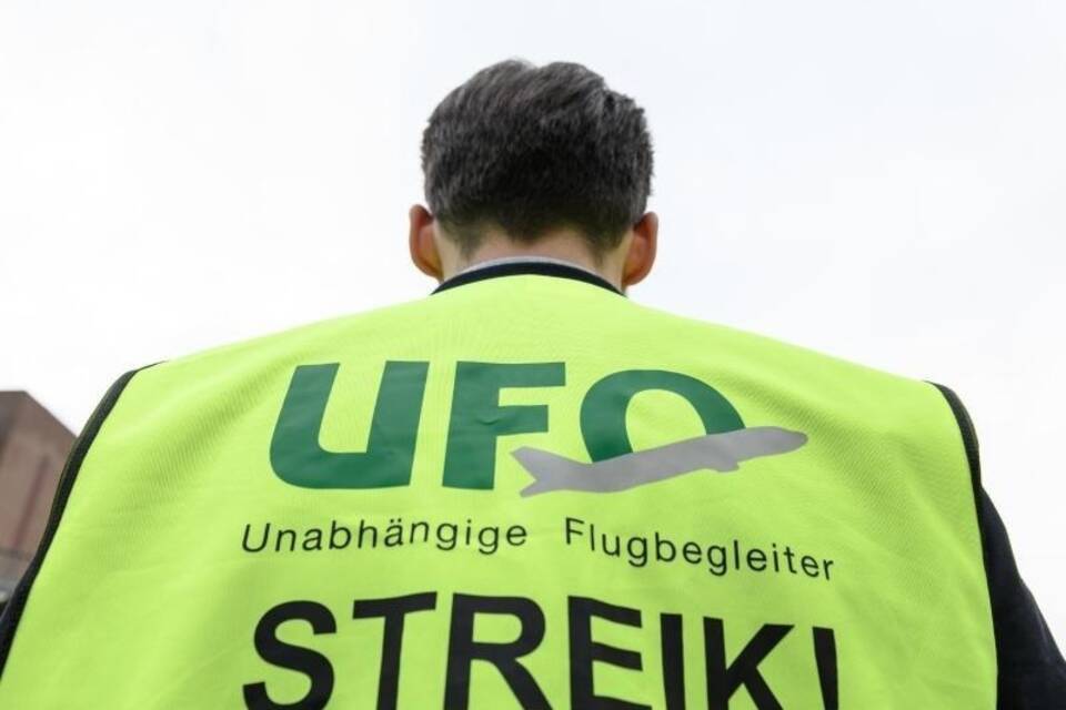 Warnstreik der Flugbegleiter Warnstreik der Flugbegleiter