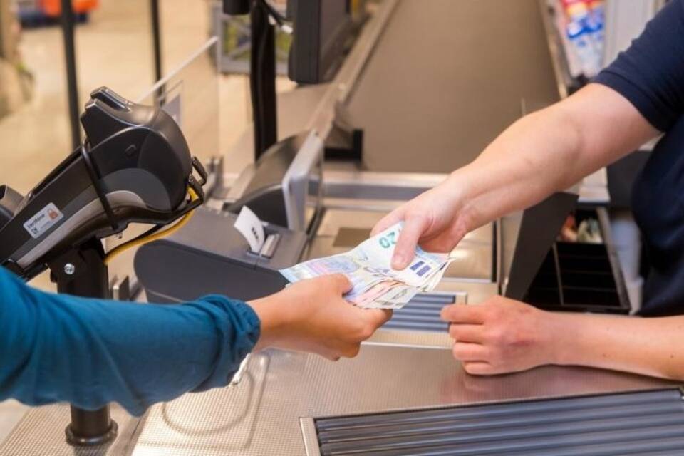 Geldabheben im Supermarkt