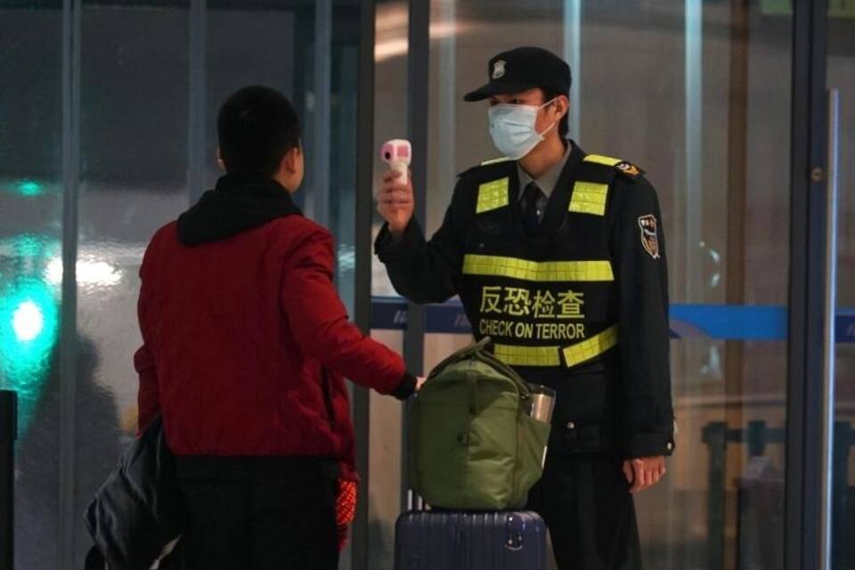 Temperaturkontrolle am Flughafen Wuhan