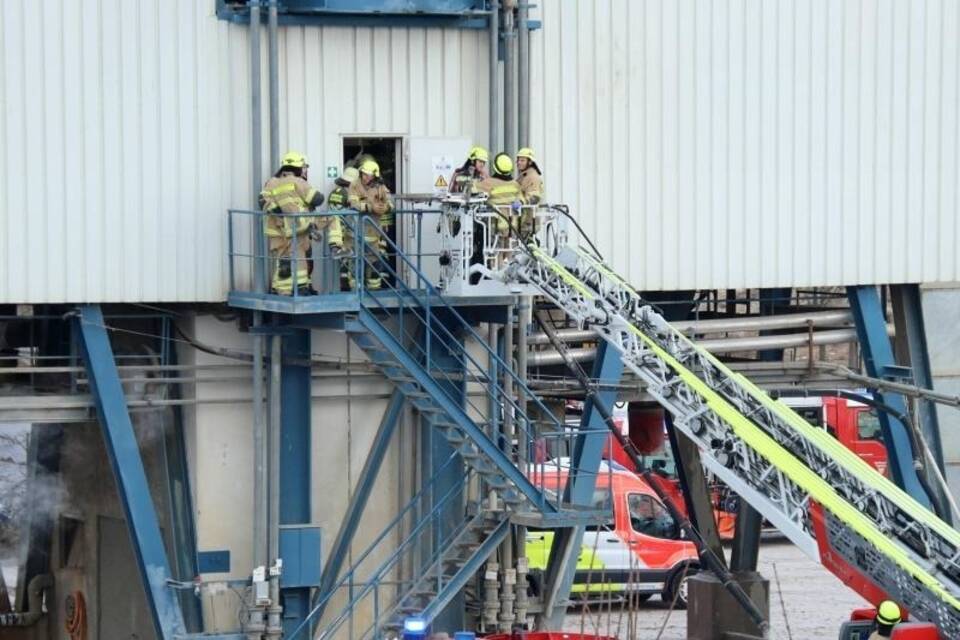 Zwei Arbeiter nach Sturz in Sandsilo gestorben Zwei Arbeiter nach Sturz in Sandsilo gestorben