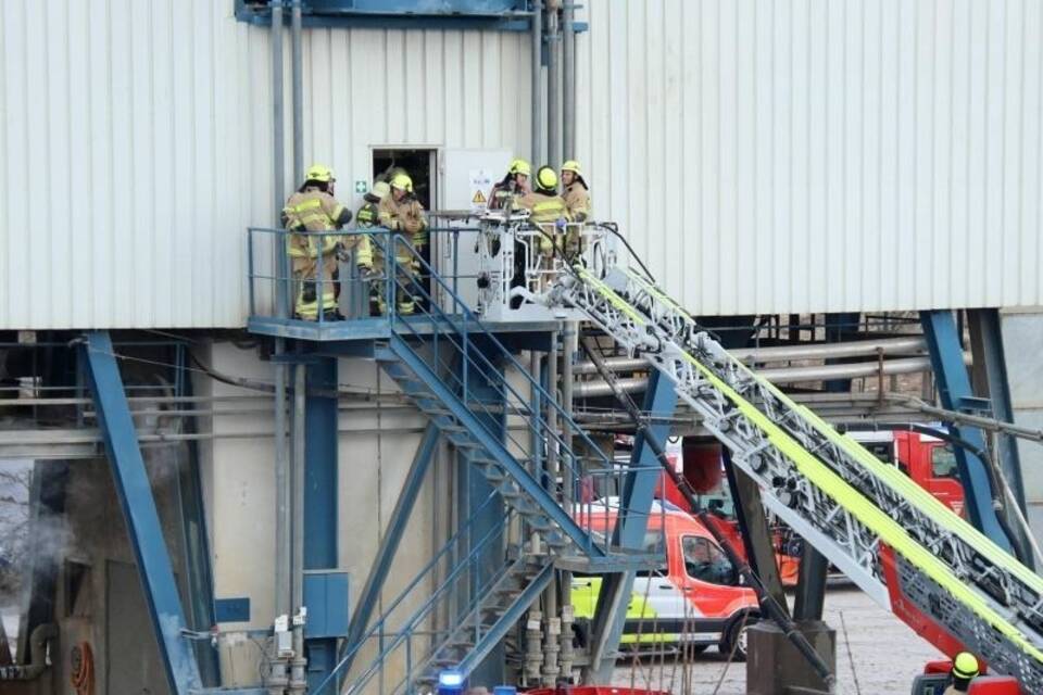 Zwei Arbeiter nach Sturz in Sandsilo gestorben