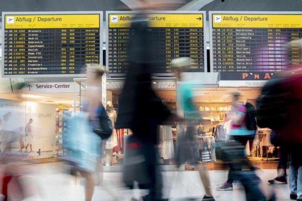 Passagiere am Flughafen Tegel Passagiere am Flughafen Tegel