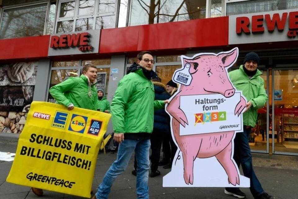 Greenpeace-Protest gegen Billigfleisch Greenpeace-Protest gegen Billigfleisch