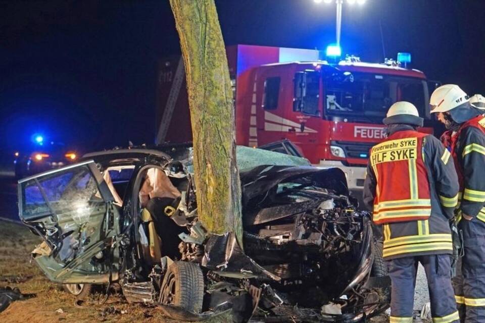Drei Tote und drei Schwerstverletzte bei Autounfall Drei Tote und drei Schwerstverletzte bei Autounfall