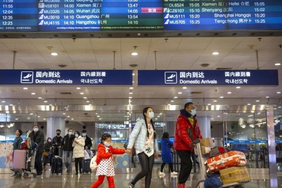 Reisende im Flughafen von Peking