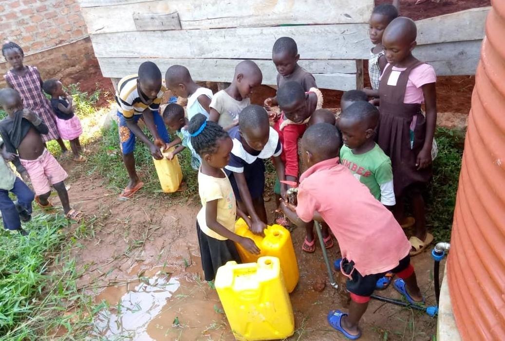 Hilfe Fur Uganda Aus Buchen Die Waisenkinder Sind In Ihr Neues Heim Eingezogen Buchen Rnz
