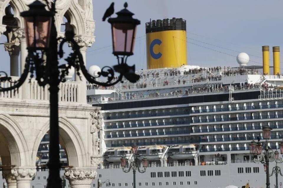 Kreuzfahrtschiff in Venedig