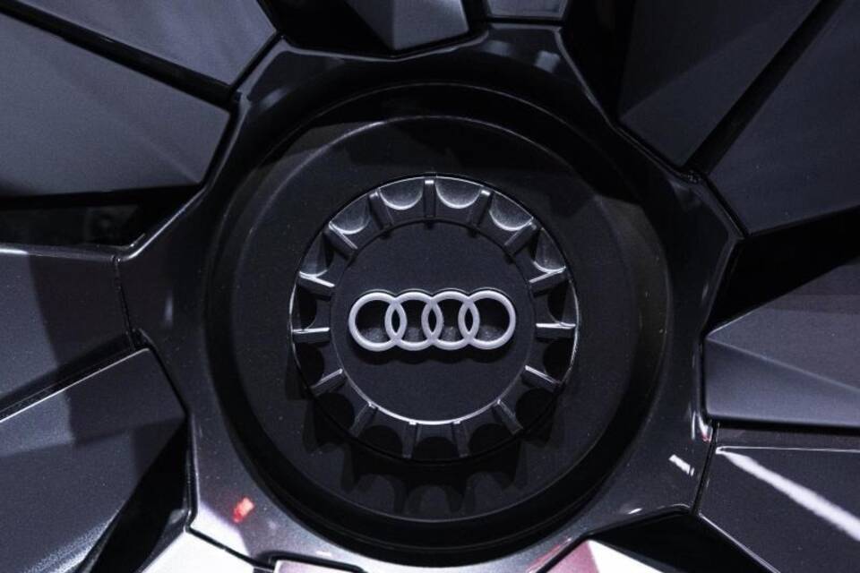 Das Audi-Logo ist auf einer Felge zu sehen Das Audi-Logo ist auf einer Felge zu sehen
