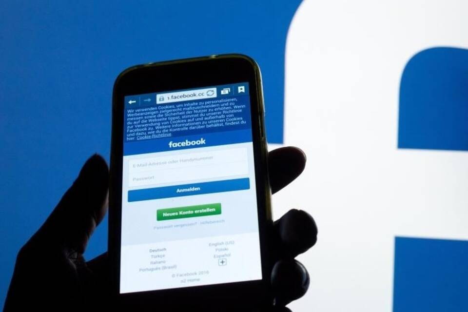 Facebook-Startseite auf einem Smartphone. Archivbild Facebook-Startseite auf einem Smartphone. Archivbild