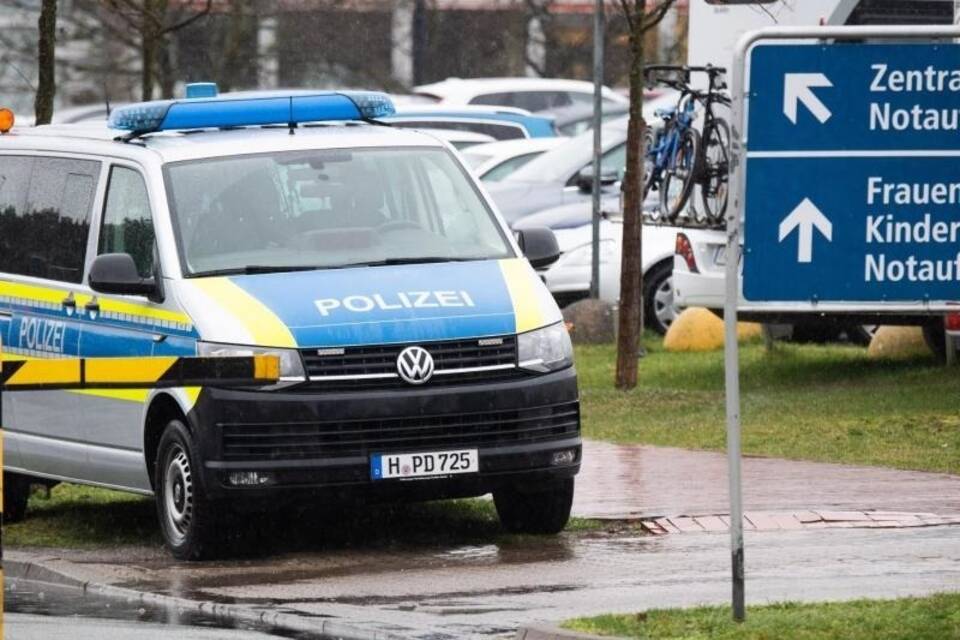 Polizei vor der Uniklinik