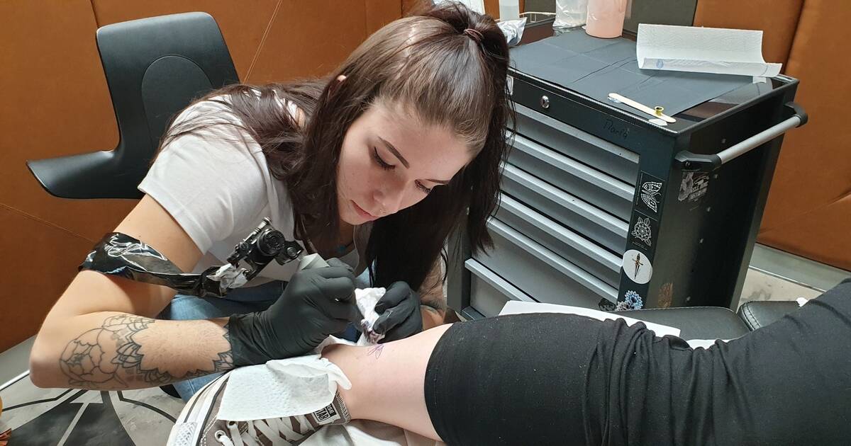 Traumjob Tatowiererin Ich Hab Erst Mal Angefangen Mich Selbst Zu Tatowieren Nachrichten Aus Der Metropolregion Rhein Neckar Rnz
