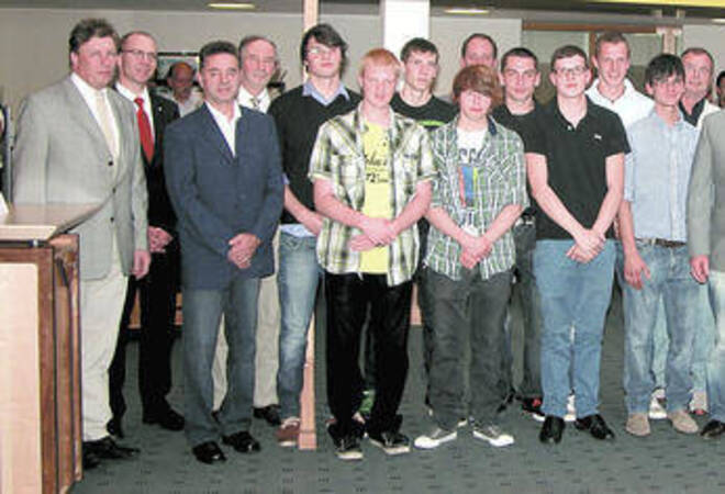 junggesellenmöbel martin graser die ausstellung der gesellenstücke schreinerinnung das foto zeigt zehn junggesellen zusammen mit die schönsten möbel ausgestellt buchen rhein neckar zeitung junggesellenmöbel martin graser die ausstellung der gesellenstücke schreinerinnung das foto zeigt zehn junggesellen zusammen mit die schönsten möbel ausgestellt buchen rhein neckar zeitung