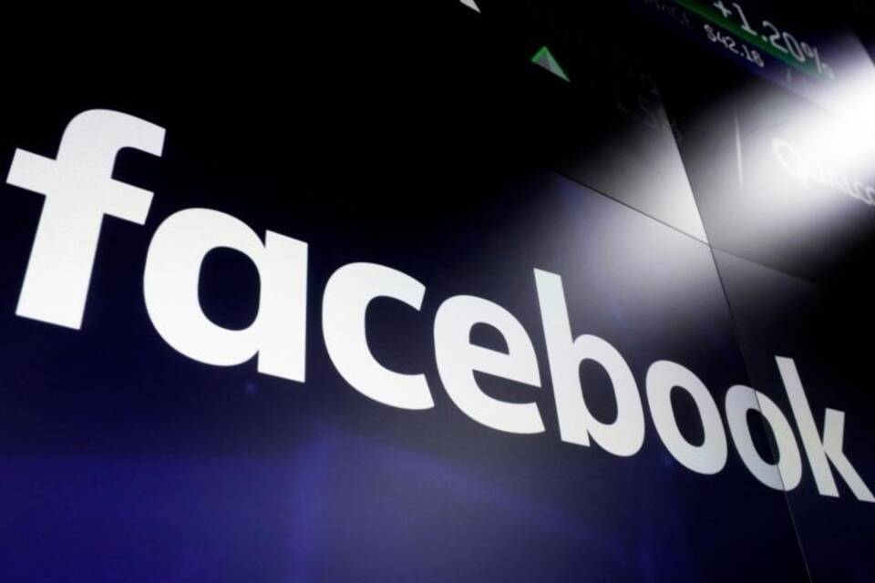 Der Facebook-Schriftzug leuchtet auf Bildschirmen. Archivbild Der Facebook-Schriftzug leuchtet auf Bildschirmen. Archivbild