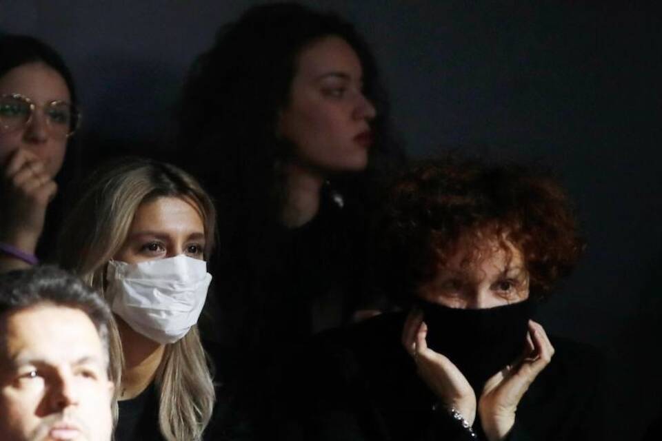 Mundschutz bei der Modewoche Mundschutz bei der Modewoche