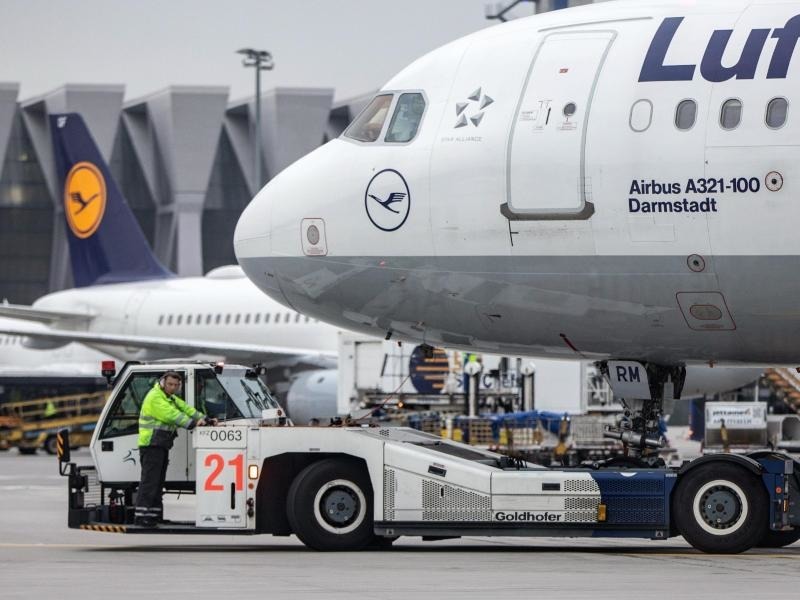 Nachfrageeinbruch Durch Virus Lufthansa Konzern Streicht Flugplan Bis Zur Halfte Zusammen Wirtschaft Uberregional Rnz
