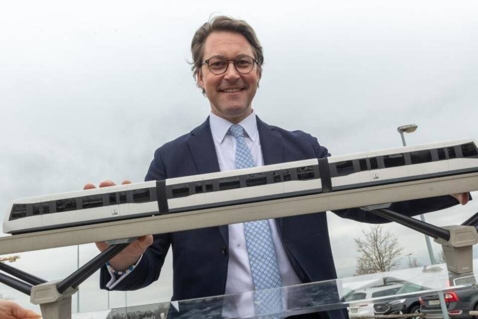 Andreas Scheuer (CSU) mit einem Magnetschwebebahn-Modell Andreas Scheuer (CSU) mit einem Magnetschwebebahn-Modell