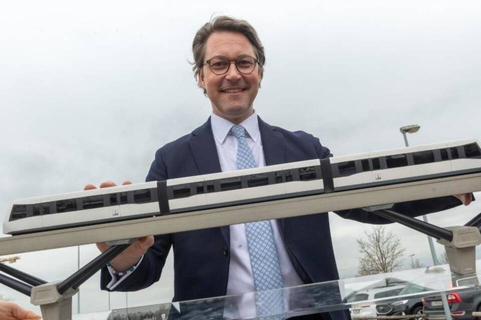 Andreas Scheuer (CSU) mit einem Magnetschwebebahn-Modell