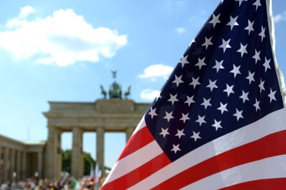 US-amerikanische Flagge vor dem Brandenburger Tor