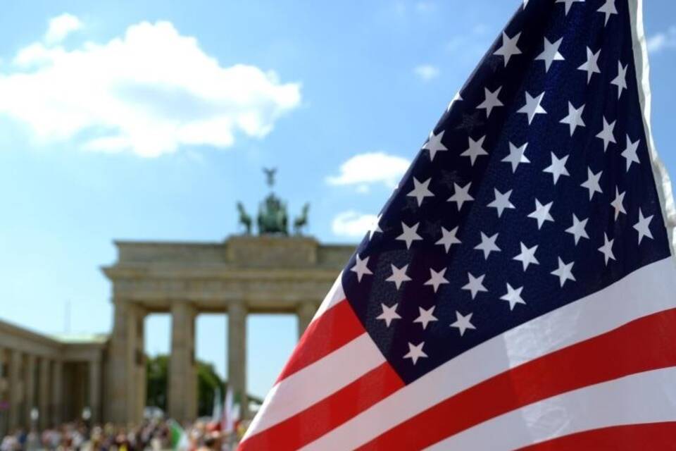 US-amerikanische Flagge vor dem Brandenburger Tor US-amerikanische Flagge vor dem Brandenburger Tor