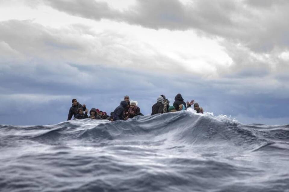 Überfülltes Holzboot vor der Küste Libyens