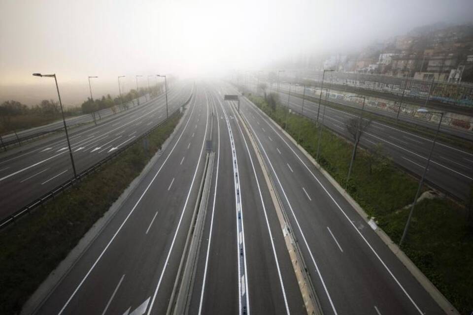 Leere Autobahn in Richtung Barcelona