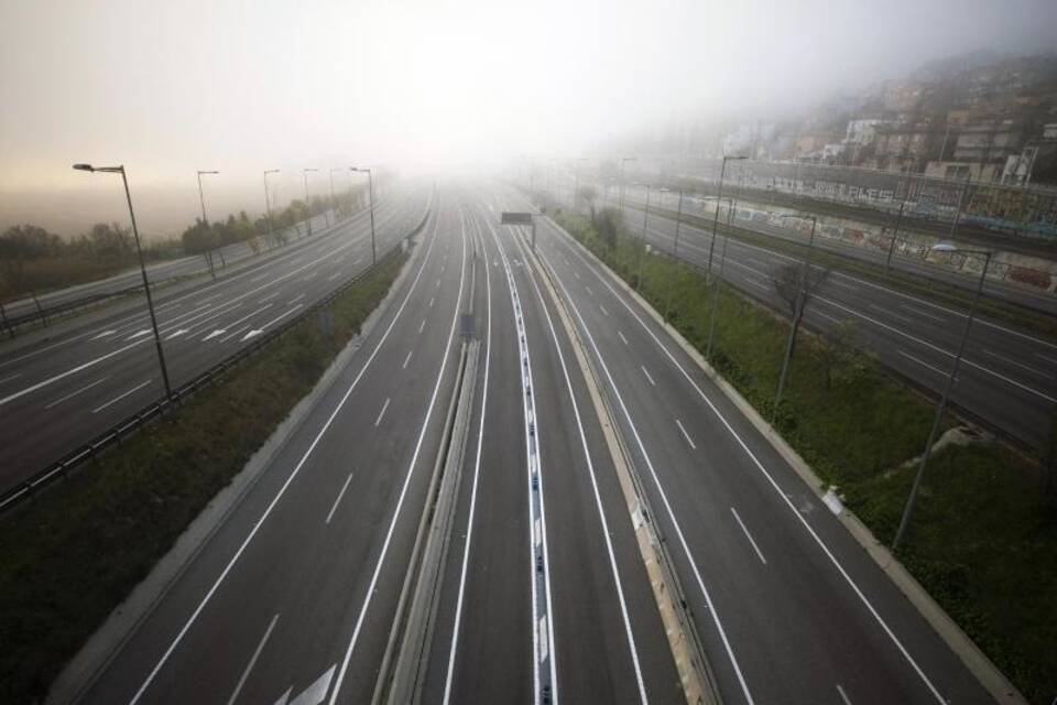 Leere Autobahn in Richtung Barcelona Leere Autobahn in Richtung Barcelona