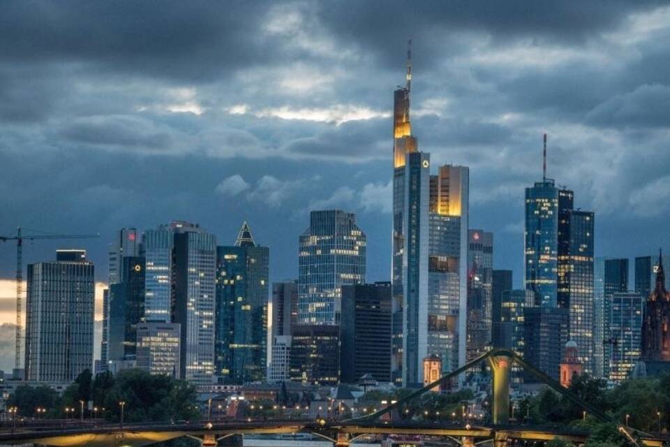 Dunkle Wolken über Frankfurt