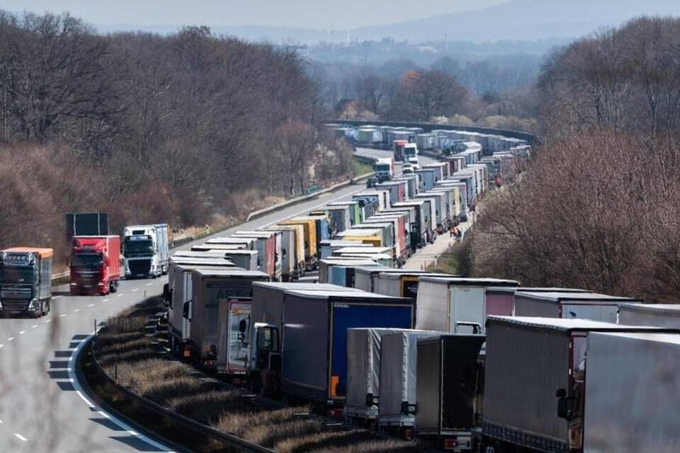 Dutzende Kilometer Stau Dutzende Kilometer Stau
