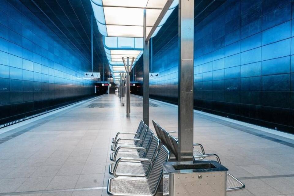 Leere U-Bahn-Station Leere U-Bahn-Station